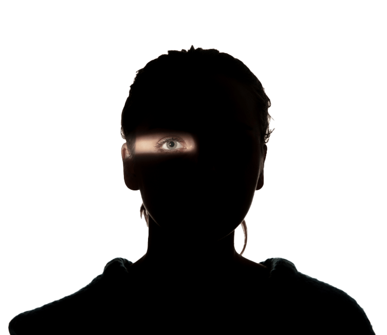 Siluette nera del volto di una donna con un fascio di luce che illumina solo un occhio