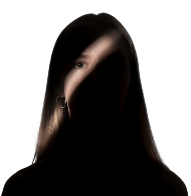 Siluette nera del volto di una donna con un fascio di luce che illumina solo un occhio